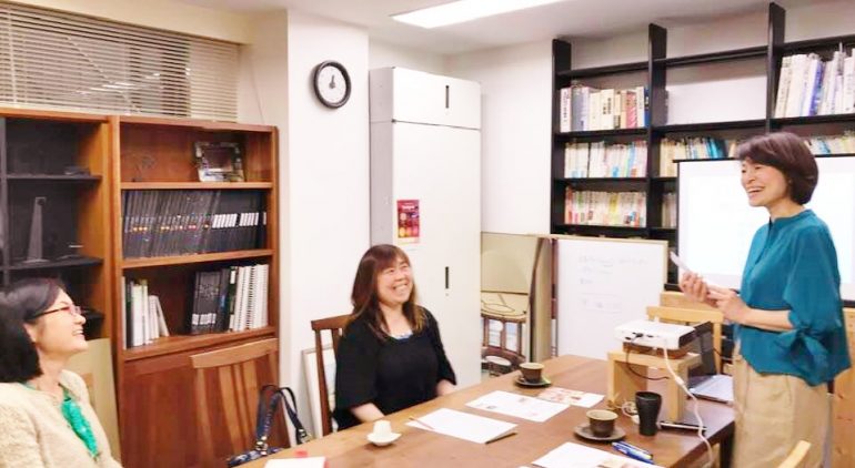 談笑する講師と受講者